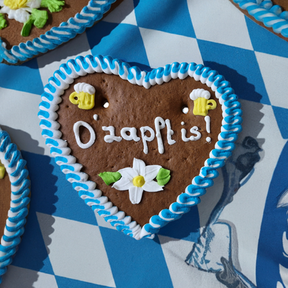 Lebkuchenherz auf Oktoberfest Tisch